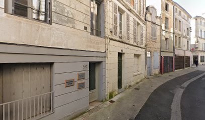 Chloe Savina, Avocat à Niort